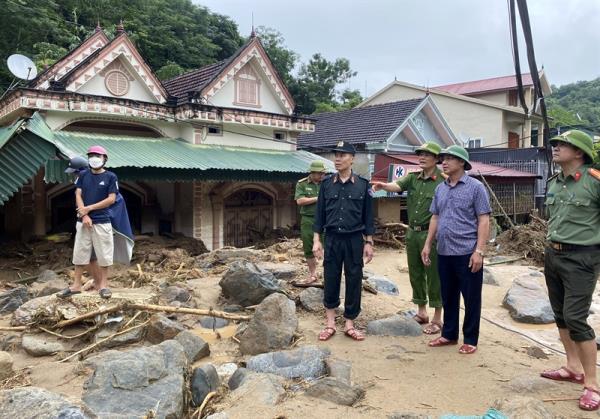 Công an tỉnh Nghệ An cùng các lực lượng nỗ lực giúp người dân khắc phục hậu quả trận lũ quét