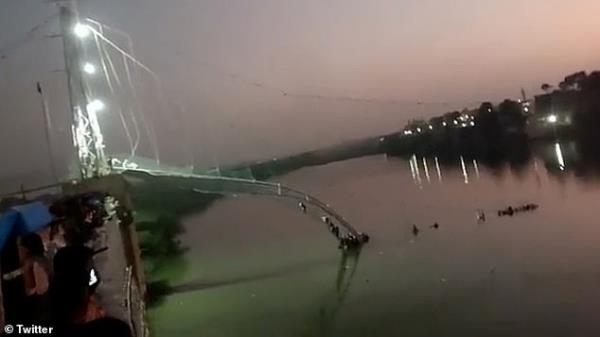 Video rõ nhất về khoảnh khắc sập cầu treo khiến hơn 140 người thiệt mạng ở Ấn Độ
