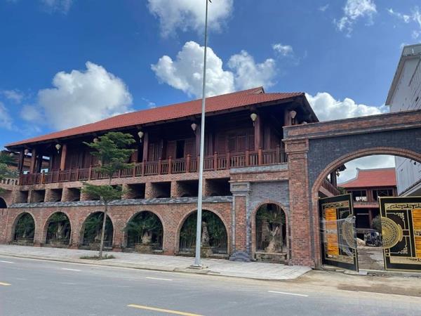 Con voi suýt lọt lỗ kim