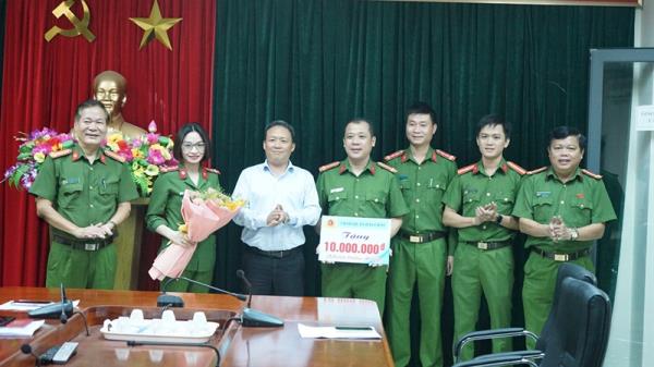 Khen thưởng Công an quận Hải Châu khám phá nhanh vụ trộm hơn 200 triệu ở quán karaoke