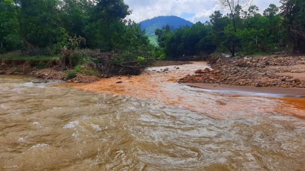 Vàng tặc phá nát Thác Trắng - Bồng Miêu: Có sự bảo kê hay chính quyền bất lực? (Kỳ 3: Môi trường, sông, suối bị bức tử)