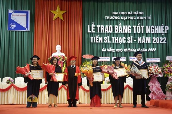 Trao bằng tốt nghiệp cho 4 tân Tiến sĩ và 75 tân Thạc sĩ