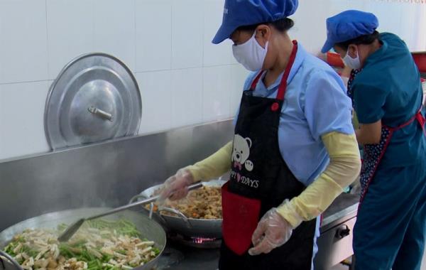 Đảm bảo bữa ăn an toàn, đủ chất cho học sinh bán trú