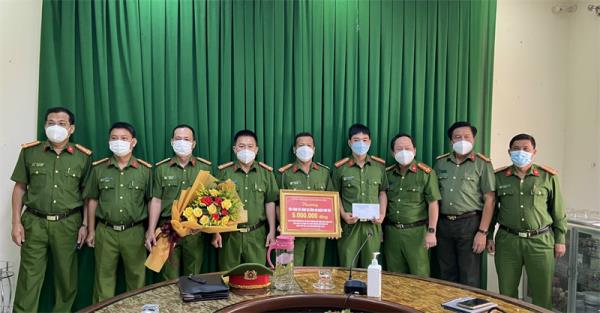 Khen thưởng Đội Cảnh sát hình sự Công an quận Sơn Trà