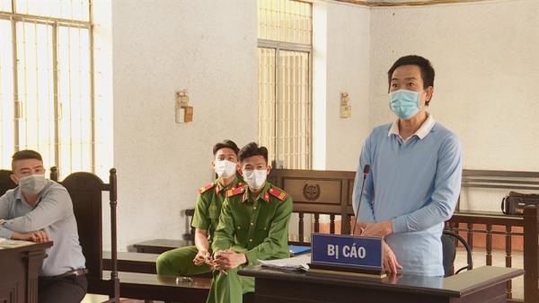 Làm giả tài liệu, lãnh án thật