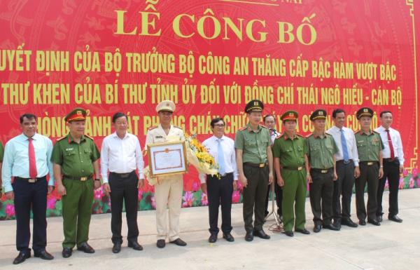 Tôn vinh hành động dũng cảm cứu 4 người đuối nước của Đại úy Thái Ngô Hiếu