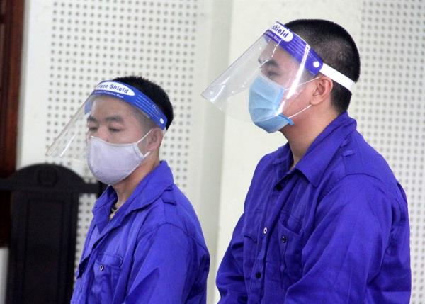 Đi cắt cỏ rồi vào… nhà đá