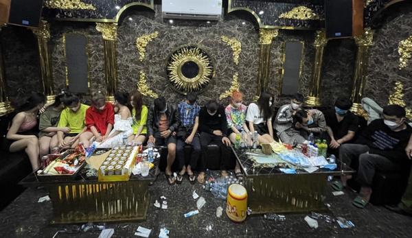 Karaoke Phượng Phi Thường… bất thường