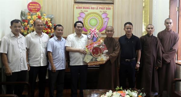 Lãnh đạo Công an tỉnh Đắk Nông thăm, chúc mừng Đại lễ Phật đản Phật lịch 2566 (Dương lịch 2022)