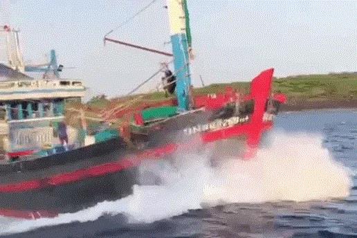 Khoảnh khắc tàu cá bị đâm chìm, 6 lao động rơi thẳng xuống biển