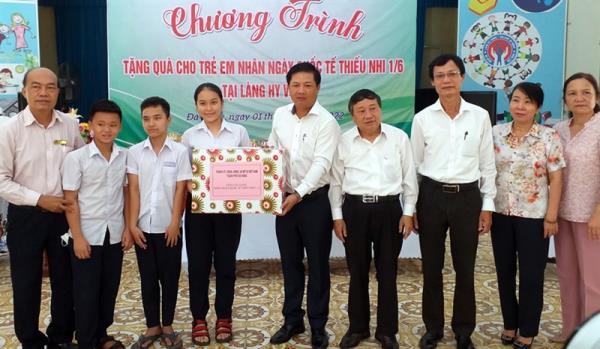 Lãnh đạo thành phố thăm, tặng quà nhân ngày quốc tế thiếu nhi 1-6