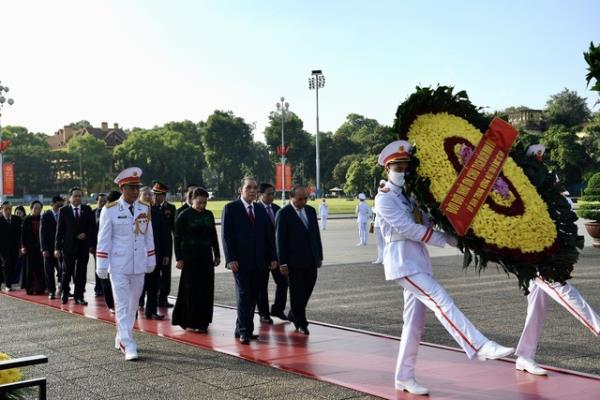 Lãnh đạo Đảng, Nhà nước dâng hương tưởng niệm các Anh hùng liệt sỹ và vào Lăng viếng Chủ tịch Hồ Chí Minh