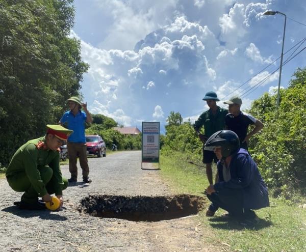 Hố tử thần giữa đường