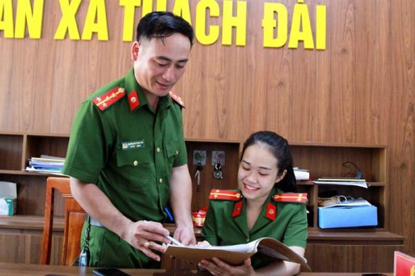 Những bông hồng xanh ở cơ sở