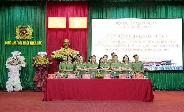 Phụ nữ Công an Cụm thi đua số 5 ký kết giao ước thi đua