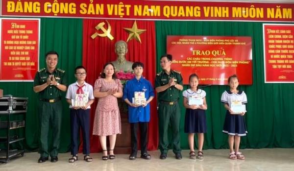 Trao quà cho gia đình chính sách và học sinh khu vực biên giới biển
