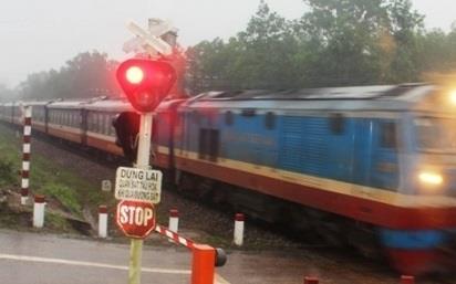 Tái diễn ném đất, đá lên tàu hỏa qua Quảng Trị