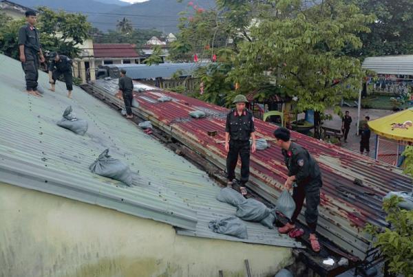 Công an Thừa Thiên-Huế giúp dân phòng tránh bão số 4