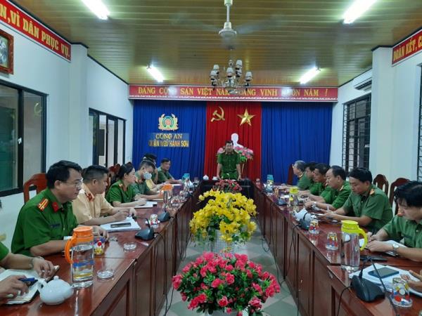 Công an TP Đà Nẵng hỗ trợ dân chống bão Noru