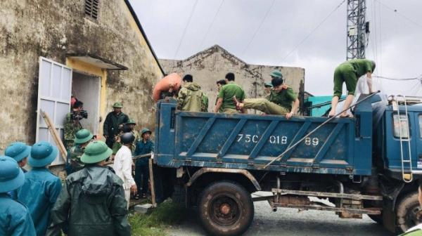 Công an Thừa Thiên - Huế di dời hơn 130 tấn lúa bị ướt