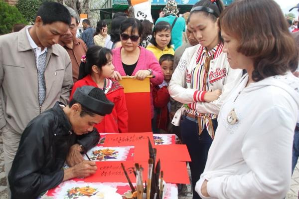 Về nhà ngày Tết