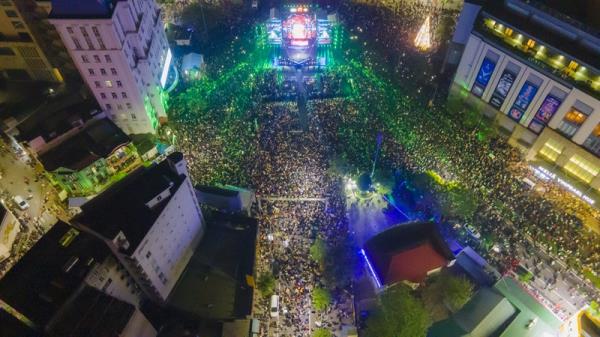 Cận cảnh dòng người ùn ùn chào đón năm mới cùng Huế Countdown 2023