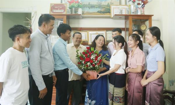 Cô giáoToàn của những người bạn Lào