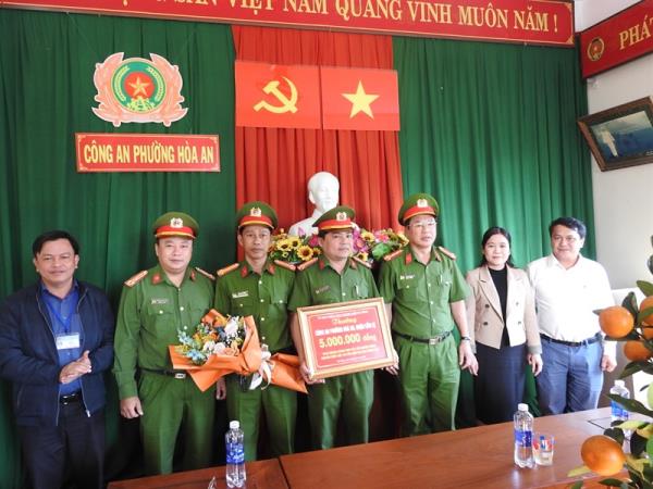 CATP khen thưởng đột xuất Công an phường Hòa An
