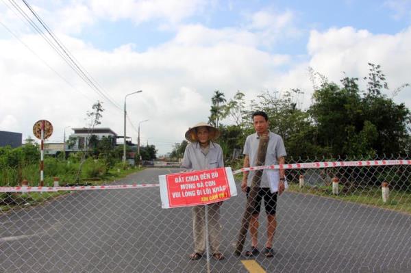 Vì sao hai hộ dân ở Nam Phước rào chắn đường?
