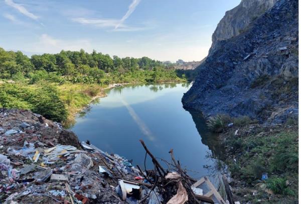 Những trái bom nước tại các mỏ đá hết hạn khai thác