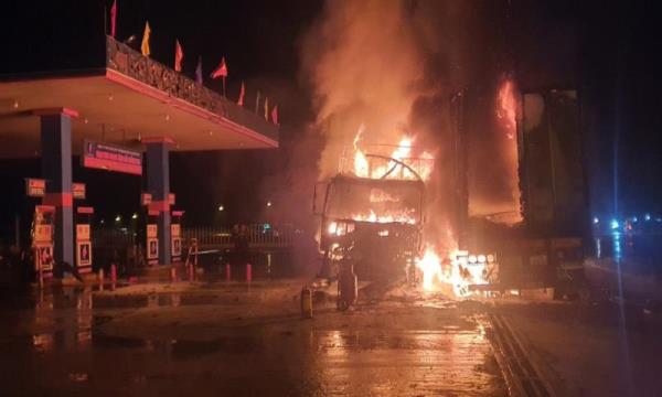 Xe tải phát cháy trước cây xăng Tuyết Mai