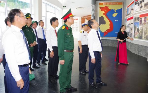 Lãnh đạo TP Đà Nẵng thăm, làm việc với Bộ Tư lệnh Vùng 4 Hải quân