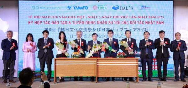 Sinh viên săn cơ hội thực tập và làm việc tại Ngày hội việc làm Nhật Bản