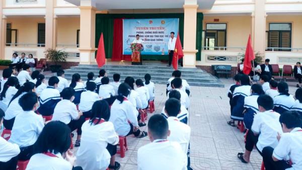 Tạm giữ thầy giáo bị tố xâm hại nữ sinh