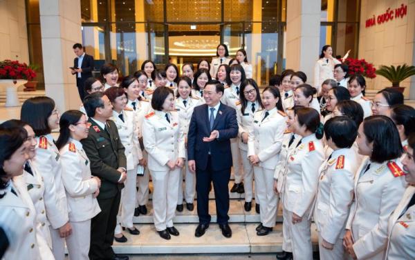 Chủ tịch Quốc hội Vương Đình Huệ gặp mặt đại biểu phụ nữ Công an nhân dân