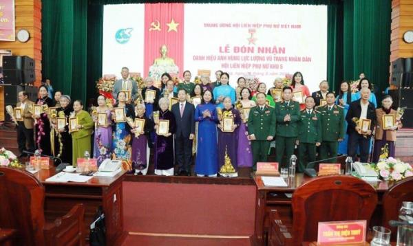 Hội Liên hiệp Phụ nữ Khu 5 đón nhận danh hiệu Anh hùng lực lượng vũ trang nhân dân