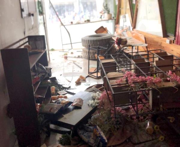 Bánh ô tô xe tải văng khỏi trục, lao vào quán trà sữa ven đường