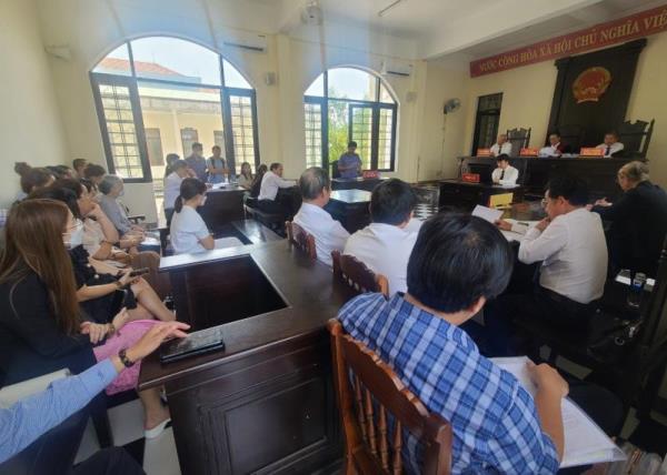 Xét xử vụ dân khổ sở vì bị ngâm sổ đỏ: Có nhiều tình tiết phức tạp