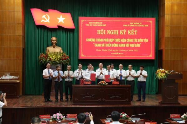 Cảnh sát biển đồng hành với ngư dân