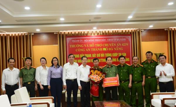 Bí thư Thành ủy biểu dương, thưởng nóng Công an Đà Nẵng về thành tích phá chuyên án