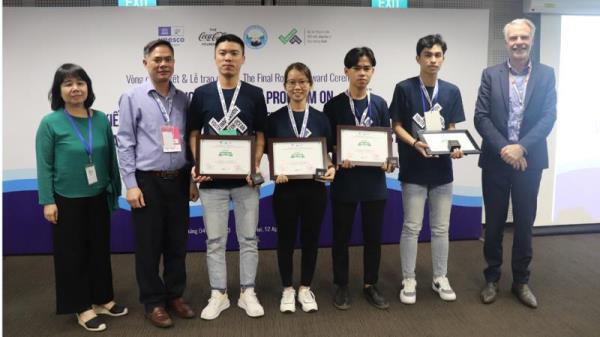 Sinh viên sáng chế thiết bị thu gom rác nổi tự động bảo vệ môi trường