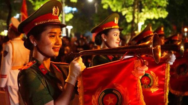 Mãn nhãn bữa tiệc âm nhạc của Đoàn Nghi lễ Công an nhân dân chiêu đãi người dân Đà Nẵng