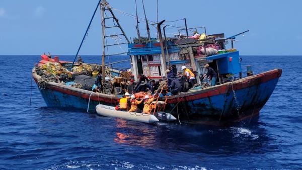 Cứu ngư dân gặp nạn gần quần đảo Hoàng Sa