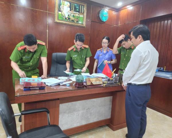 Khởi tố nguyên Chủ tịch UBND quận Cẩm Lệ để điều tra tội danh nhận hối lộ