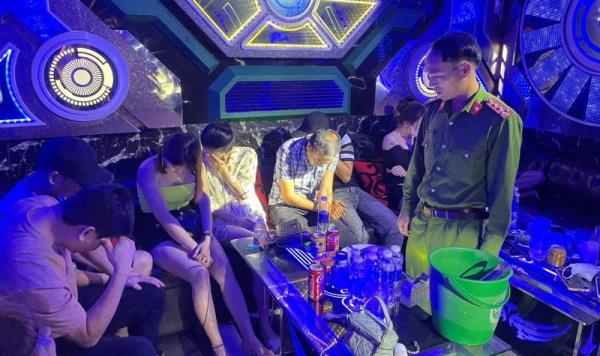 Đột kích 2 quán karaoke chứa ma túy
