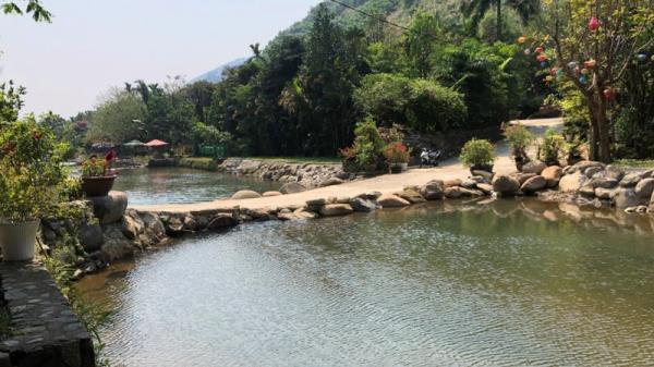 Các khu du lịch xâm phạm bờ suối ở xã Hòa Phú