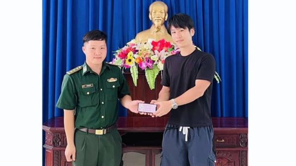 Du khách Nhật Bản cảm động khi nhận lại điện thoại iPhone X rơi ở biển