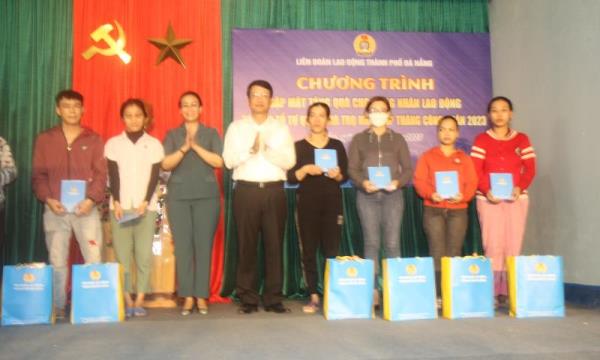 Lãnh đạo thành phố thăm, tặng quà các tổ công nhân tự quản khu nhà trọ