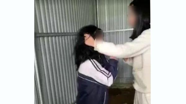 Nữ sinh đánh bạn