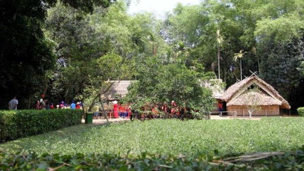 Triệu triệu trái tim hướng về quê Bác